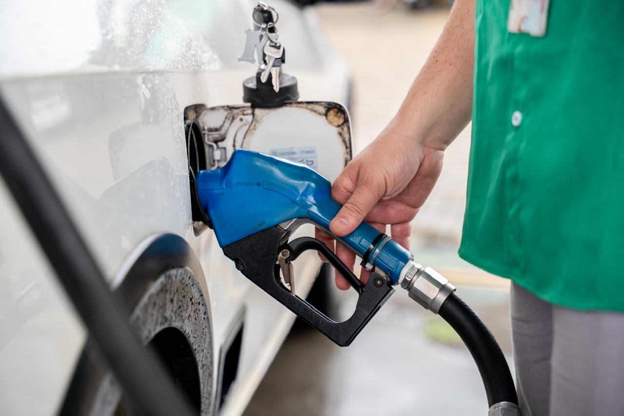 Abastecimento do carro do cliente com combustível certificado
