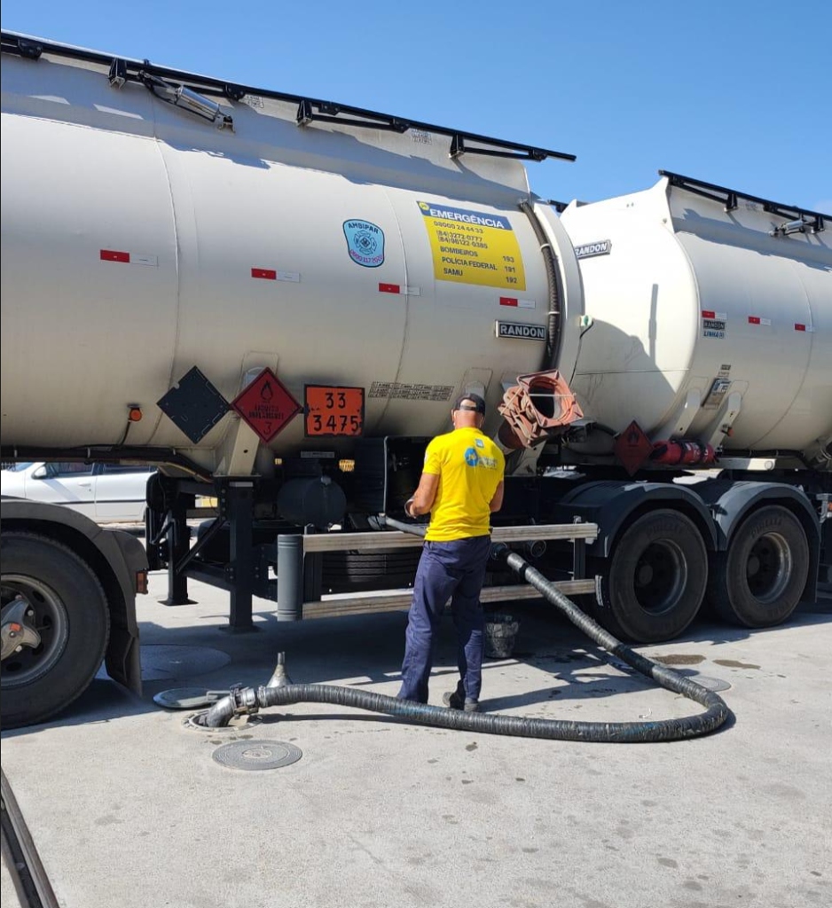 Descarga blindada no tanque subterrâneo do posto
